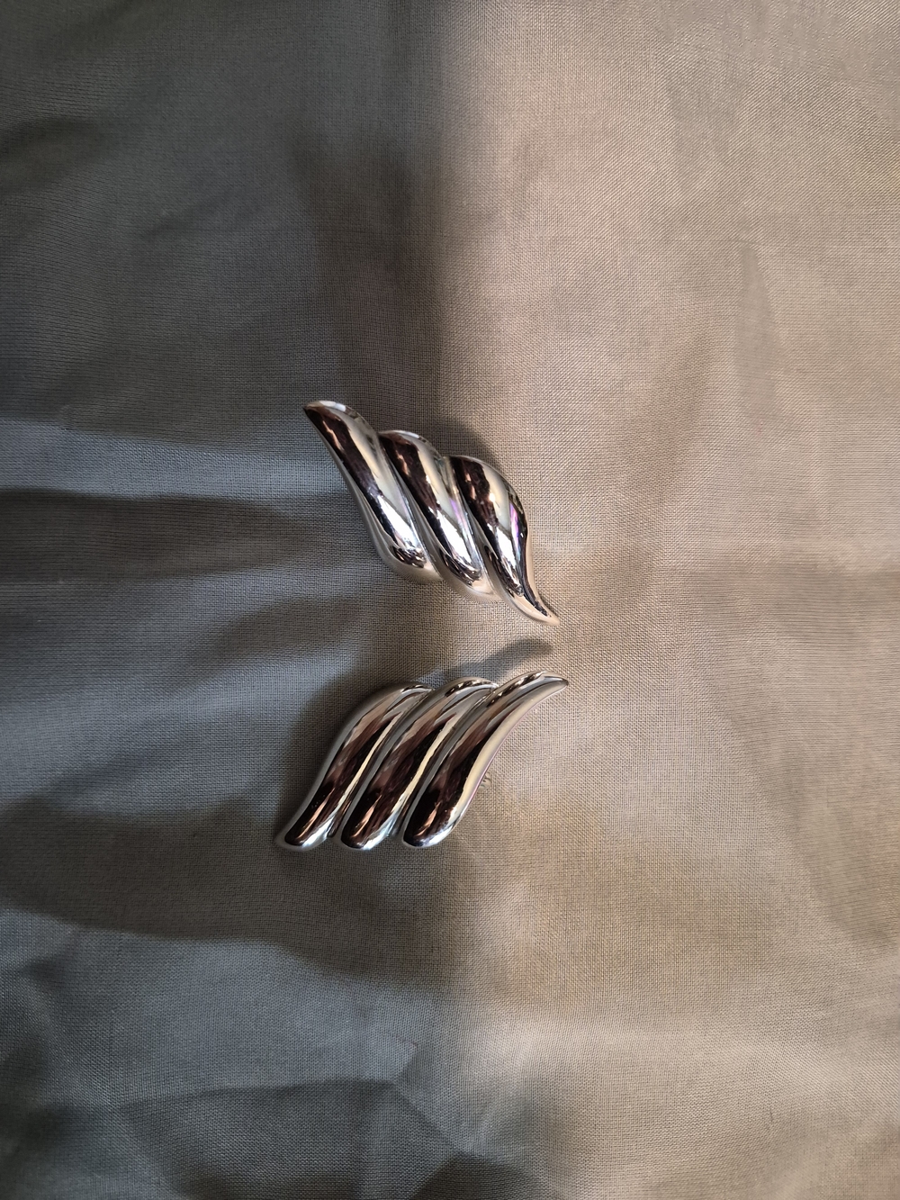 Vintage Monet Silver Tone Sculptural Ribbon Swirl Clip On Earrings